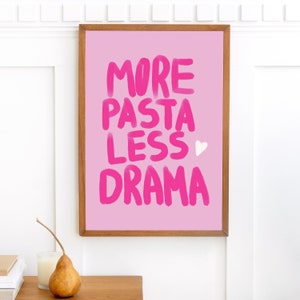 Maximalistisches lebendiges buntes Poster, Typografie-Poster 'Mehr Pasta Weniger Drama', Funky Art, SOFORTIGE digitale Wandkunst, vielseitiges Wohndekor