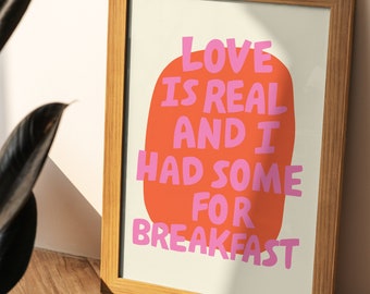 Póster tipográfico maximalista en rosa intenso y colorido «El amor es real», arte moderno, arte mural digital instantáneo, Gustaf Westman, decoración ecléctica para el hogar.