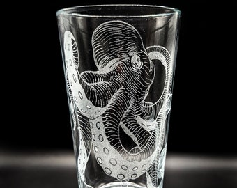 OCTOPUS graviertes 16oz Pintglas | Meerestiere Meereslebewesen Wasser Meeresbewohner Boote Schiffe Strand | Tolle Biertrinken Geschenkidee!