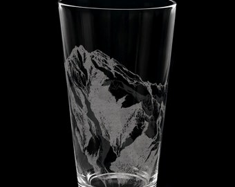 MOUNTAINS gravierte 16 Unze Pint Glas | Natur Abenteuer Wildnis Berge Wald Entdecker Mtns | Tolle Biertrinken Geschenkidee!