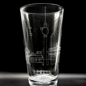 INTERNATIONAL CITY SKYLINE gegraveerde 16oz-pintbril | Duitsland Duits Europa Global Sky Line Stedenkaart Reisavontuur | Geweldig cadeau-idee!