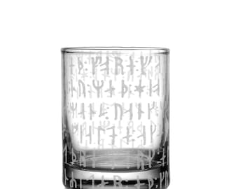 NORDIC VIKING RUNES graviertes 3 Unzen Schnapsglas | Handgefertigtes nordisches Symbol Votivglas | Tolle Geschenkidee!