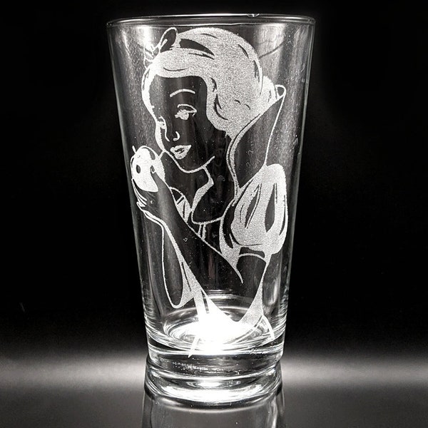 SNEEUWWIT Gegraveerd 16oz Pint Glas | Geïnspireerd door de filmprinses | Geweldig cadeau-idee!