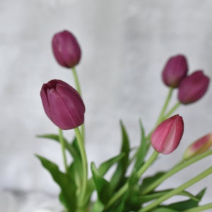 5 Stiele Real Touch Tulip Bouquet - Hochwertige künstliche Blume / Herzstück / DIY Blumen / Hochzeit / Innendekoration / Geschenk / Dunkel Lila