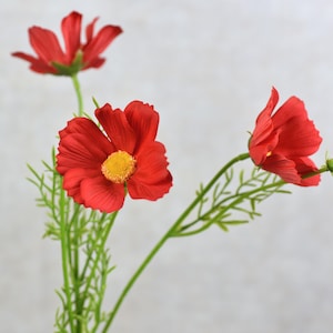 リアルタッチの赤いコスモスの野花の茎 - 高品質の造花 / ウェディング / ブーケ / DIY フラワー / ホームデコレーション / デザイン / ギフト