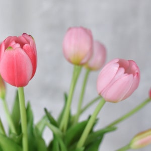 Bouquet di tulipani a 5 steli con tocco realistico - Fiore artificiale di alta qualità / Centrotavola / Floreale fai da te / Matrimonio / Decorazione per la casa / Regalo / Rosa scuro