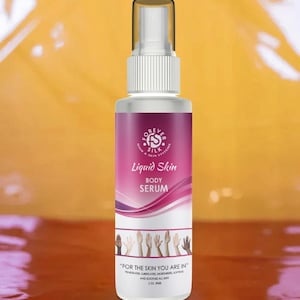 Puede incluir: Una botella transparente de suero corporal Liquid Skin con un pulverizador blanco. La etiqueta es rosa y morada con las palabras "Forever Silk" y "Liquid Skin" en blanco. La botella está sobre una superficie marrón. El texto de la etiqueta dice "Para la piel que eres" y "Penetra, lubrica, hidrata, suaviza y calma toda la piel. 2 oz 59 ml."