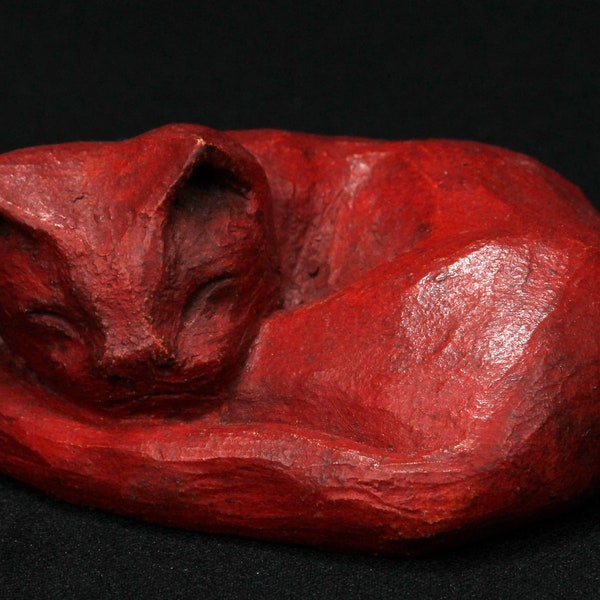 Sculpture la petite sieste, chat terre cuite, patine rouge