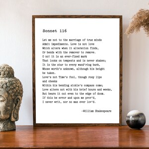 Peut inclure: Une impression encadrée d'un poème en noir et blanc intitulé "Sonnet 116" de William Shakespeare. Le poème se lit comme suit : "Laissez-moi ne pas admettre d'obstacles au mariage de vrais esprits. L'amour n'est pas l'amour qui change lorsqu'il trouve une altération, ou qui se plie avec celui qui doit être enlevé. Oh non ! c'est une marque immuable qui regarde les tempêtes et ne se laisse jamais ébranler ; c'est l'étoile de chaque navire errant, dont la valeur est inconnue, bien que sa hauteur soit prise. L'amour n'est pas le fou du Temps, bien que les lèvres roses et les joues entrent dans la portée de sa faucille penchée : L'amour ne change pas avec ses brèves heures et ses semaines, mais il tient bon jusqu'au bord de la perdition. Si c'est une erreur et que cela se prouve sur moi, je n'ai jamais écrit, et aucun homme n'a jamais aimé."