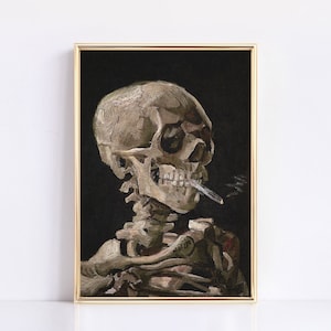 Puede incluir: Una pintura de una calavera humana con un cigarrillo en la boca. La calavera está representada sobre un fondo oscuro, casi negro, con un débil resplandor alrededor del cigarrillo.