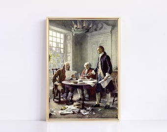 Pode incluir: Uma ilustração vintage que retrata três homens com roupas históricas. Dois homens estão sentados a uma mesa com papéis e uma pena, enquanto o terceiro homem está de pé e segura um documento. A cena se passa em um quarto com uma janela e um modelo de navio pendurado no teto.