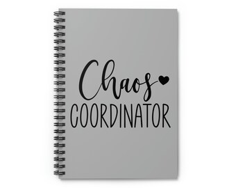 Może przedstawiać: Szary notes w spirali z tekstem "Chaos Coordinator" i małym czarnym sercem.