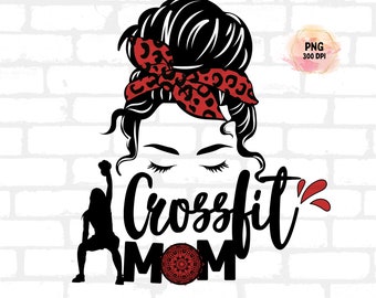Può includere: Silhouette in bianco e nero di una donna che solleva pesi con una fascia per capelli leopardata rosso e nero e il testo "Crossfit Mom" in nero.