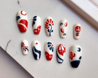 Juego de uñas postizas pintadas a mano: diseño floral abstracto japonés, personalizable