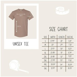 Puede incluir: Una camiseta unisex color topo con etiquetas de medici&oacute;n de ancho, largo y manga. Una tabla de tallas enumera las medidas en cm para las tallas S a 5XL. El texto "UNISEX TEE" est&aacute; debajo.