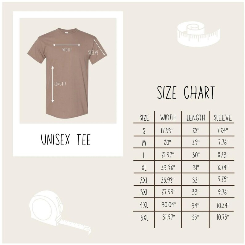 Puede incluir: Una camiseta unisex color topo con etiquetas de medici&oacute;n de ancho, largo y manga. Una tabla de tallas enumera las medidas en cm para las tallas S a 5XL. El texto "UNISEX TEE" est&aacute; debajo.