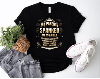 Peut inclure: T-shirt noir avec du texte doré qui dit "Mes parents m'ont donné des fessées quand j'étais enfant. En conséquence, je souffre maintenant d'un état psychologique connu sous le nom de "Respect pour les autres."
