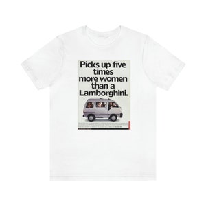 Puede incluir: Camiseta blanca con un estampado en blanco y negro de un anuncio vintage de un coche. El texto dice "Picks up five times more women than a Lamborghini."