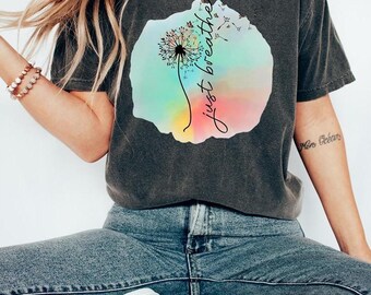 Chemise Just Breathe | Chemise de méditation, chemise de yoga, chemise décontractée, chemise pissenlit, chemise relaxante, chemise à fleurs, chemise à fleurs, chemise positive