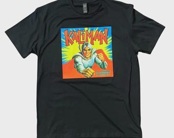 Camiseta Kaliman El Hombre Increible com estampa gráfica retrô vintage em estilo macio.