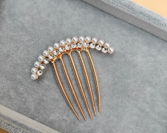 クリアなラインストーンとホワイトパールが付いた大きな金色のコーム - 結婚式や夜のヘアスタイルのためのエレガントなアクセサリー