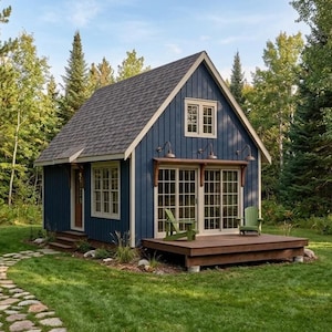K&ouml;nnte beinhalten: Ein charmantes blaues Blockhaus mit einem grauen Schindeldach, eingebettet in eine &uuml;ppige gr&uuml;ne Landschaft. Das Blockhaus verf&uuml;gt &uuml;ber eine kleine Terrasse mit zwei gr&uuml;nen St&uuml;hlen, gro&szlig;e Fenster und einen Steinweg zum Eingang. Die Umgebung ist von B&auml;umen ges&auml;umt.