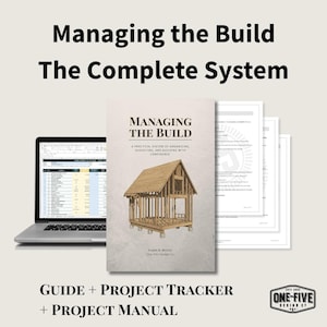 Op de afbeelding: Een boek met de titel "Managing the Build" met een huisillustratie, een laptop met een spreadsheet en afgedrukte documenten. De tekst luidt "Guide + Project Tracker + Project Manual."