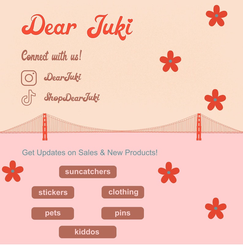 Pu&ograve; includere: Una grafica rosa e arancione con il testo "Dear Juki" e un cuore. La grafica include anche un ponte rosso e fiori rossi. Sotto il ponte c'&egrave; il testo "Get Updates on Sales & New Products!" e una serie di pulsanti con il testo "suncatchers", "stickers", "pets", "kiddos", "clothing" e "pins".