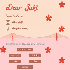 K&ouml;nnte beinhalten: Werbegrafik mit dem Text "Dear Juki" in roter Schrift. Sie enth&auml;lt Social-Media-Handles, eine Illustration der Golden Gate Bridge und Produktkategorien wie Aufkleber, Kleidung und Pins. Rote Blumen sind auf einem rosa-beigen Hintergrund verstreut.