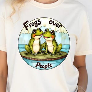 Kikkers boven mensen T-shirt - Grappig kikkershirt - Kikkerliefhebber cadeau - Schattige cartoon kikker T-shirt - Grappig natuurshirt - Speels kikkerontwerp