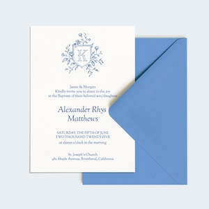 Invitación de bautismo con monograma floral azul polvoriento, personalizada con foto, azul y blanca, 5x7