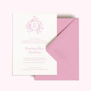 Invitación de bautizo con monograma floral rosa empolvado, invitación de bautizo para niña Grandmillenial con escudo personalizado, invitación de bautizo rosa y blanco de 5x7
