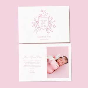 Tarjeta de agradecimiento con monograma floral rosa empolvado con foto, tarjeta de agradecimiento personalizada para bautizo de niña con escudo, tarjeta de bautizo rosa y blanca.