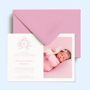 Tarjeta de invitación con foto y monograma floral rosa empolvado para bautizo, invitación personalizada para bautizo de niña con foto, invitación rosa y blanca para bautizo.