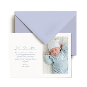 Tarjeta de agradecimiento con monograma floral azul y foto, anuncio personalizado de bebé niño con escudo, tarjeta de bautizo rosa y blanca
