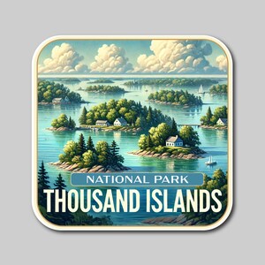 Puede incluir: Una pegatina con una ilustración escénica del Parque Nacional de las Mil Islas. La imagen muestra varias islas pequeñas con casas y árboles en un lago turquesa bajo un cielo nublado. El texto "NATIONAL PARK THOUSAND ISLANDS" está en la parte inferior.