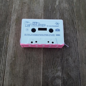 Kassette, Geldbörse, Geldbeutel, Retro, Upcycling, Unikat, Nostalgie, Hingucker, Punkte, Rosa, Kindheit, Erinnerungen,Mitbringsel,Hörspiel