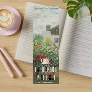 Peut inclure: Un marque-page avec une peinture d'un jardin avec une maison en arrière-plan. Le texte "SHHH... I'M DEEP IN A PLOT TWIST" est imprimé sur le marque-page.