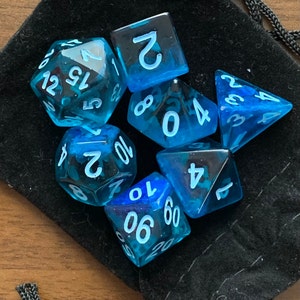 Handgjorda transparenta blå tärningsset: Rund kant, hartstärningar för D&D, TTRPGs