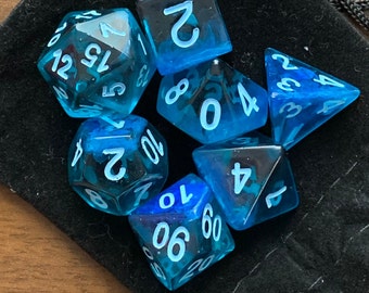 Handgemachte Harzwürfel - transparent hellblau, runder Rand, Set für D&D, DnD, Dungeons und Drachen