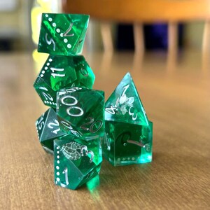 Plantendobbelstenenset: handgemaakte veelhoekige harsdobbelstenen met scherpe rand, schaal en dop voor D&D, TTRPG, kerkers en draken