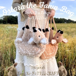 Peut inclure: Deux sacs au crochet en forme de faons, l'un en fil beige duveteux et l'autre en fil beige lisse avec des taches blanches. Le texte indique Ostara the Fawn Bag, Crochet Bag Pattern by TTCG Craft, @ttcgcraft, et Etsy, Ko-Fi: TTCG CRAFT.