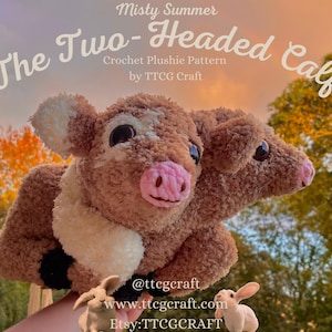 Pode incluir: Um peluche de bezerro de duas cabeças em tons de castanho, creme e rosa. O peluche de crochê tem olhos grandes e pretos e está rotulado como "The Two-Headed Calf" com "Misty Summer" e "Crochet Plushie Pattern by TTCG Craft".