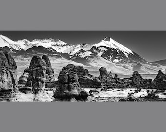 Impresión en blanco y negro del paisaje de Moab, fotografía del desierto de Utah, arte mural de montaña nevada, decoración del suroeste, descarga de fotografía de naturaleza de bellas artes