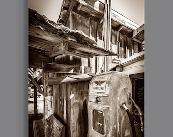 Alte dörfliche Zapfsäule - Vintage Sepia Rustikale Hütte, antike Tankstelle, verwitterte Holzwandkunst