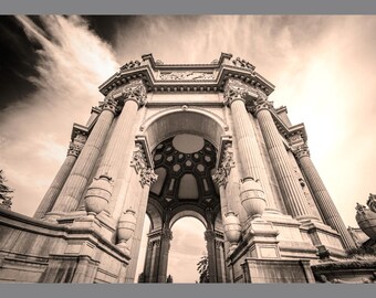 Fotografía en sepia del Palacio de Bellas Artes de San Francisco: una obra de arte mural emblemática.