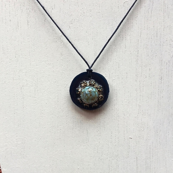 Collier pendentif résine bleue et broche métal