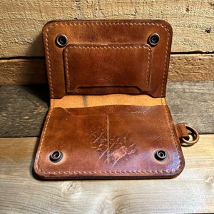 Cartera de cuero hecha a mano - Grande con broches y anillo de cadena