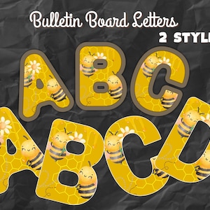 Op de afbeelding: Prikbordletters met twee verschillende stijlen van de letters A, B, C en D. Elke letter heeft een gele achtergrond met een honingraatpatroon, geïllustreerde bijen en witte madeliefjes. De tekst Bulletin Board Letters 2 STYLES is zichtbaar.