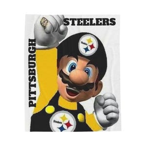 Puede incluir: Un personaje de dibujos animados que se parece a Mario, lleva una camiseta negra y amarilla de los Pittsburgh Steelers con el logotipo del equipo, y una gorra negra con el nombre del equipo "Steelers" en letras blancas. El personaje sostiene una moneda de oro en una mano y tiene una gran sonrisa. El fondo es blanco con las palabras "PITTSBURGH" y "STEELERS" en negro.